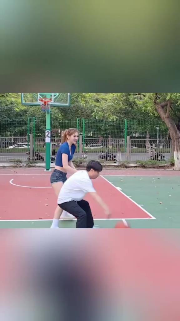 集夢會長背打一米8的女生，這是真打球?。? style=