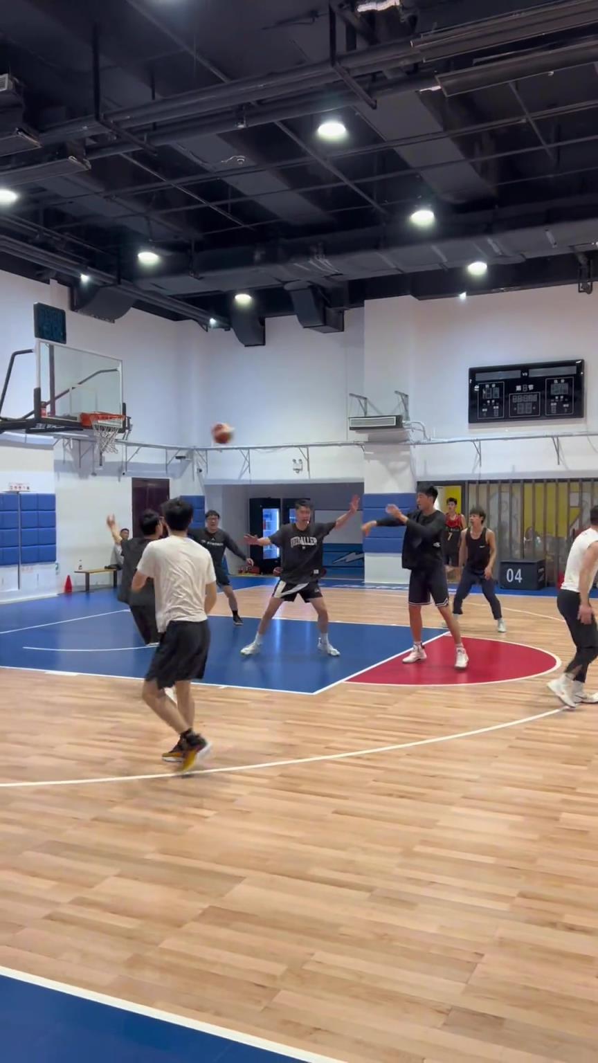 對(duì)手回家后：老婆，我今天在野球場(chǎng)匹配到巔峰馬刺隊(duì)了！