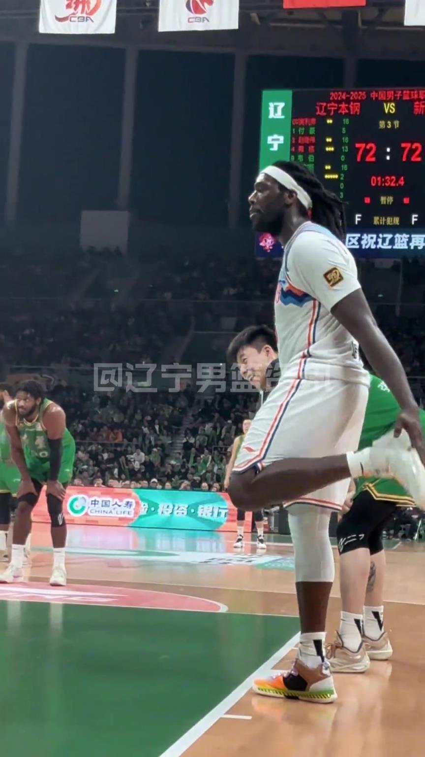 哈雷爾狂噴奧利弗：我會(huì)在澳洲干你小子！裁判吹T送他離場(chǎng)