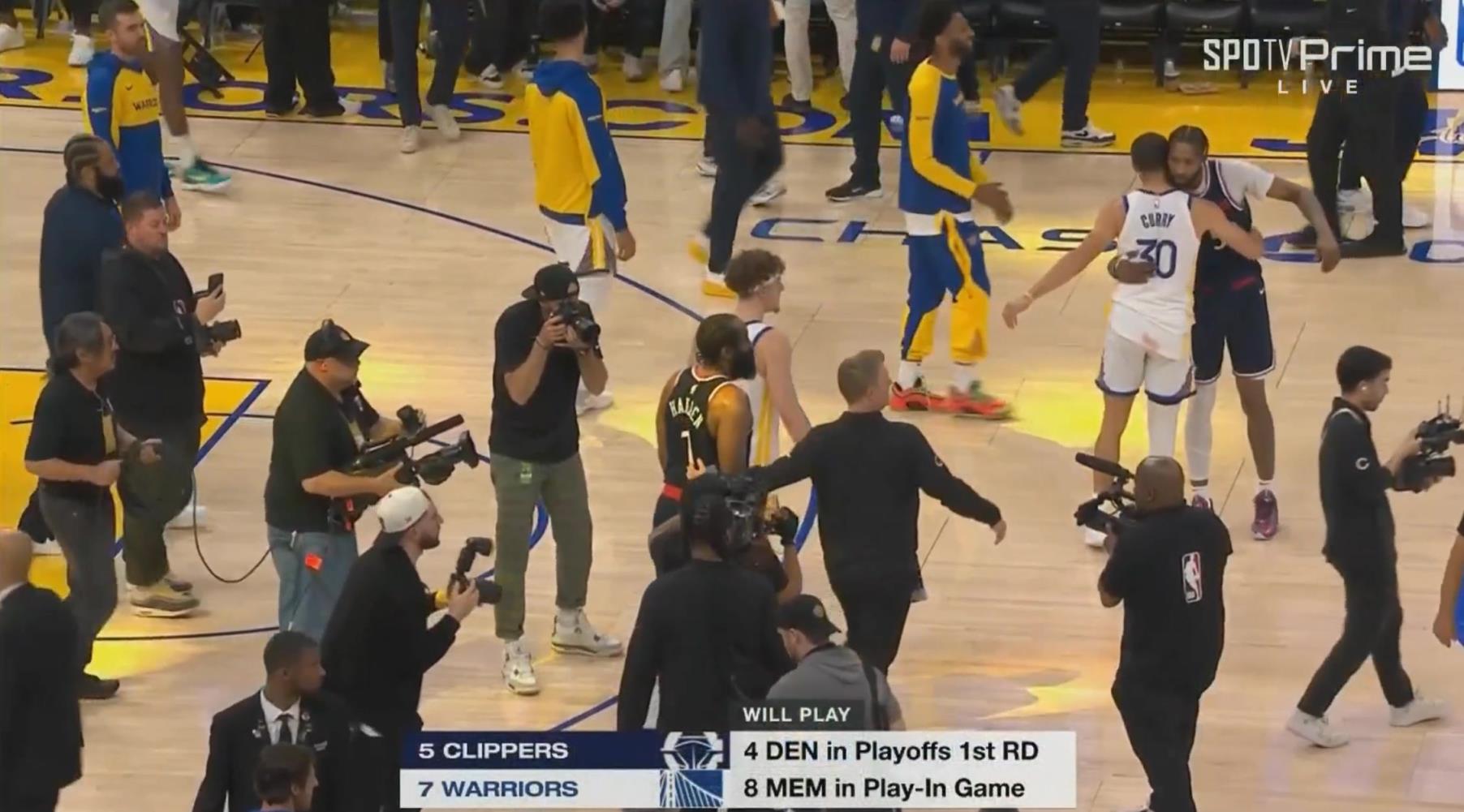 加時(shí)賽12分無(wú)解表現(xiàn)率隊(duì)獲勝！哈登賽后臉上笑容藏不住呀