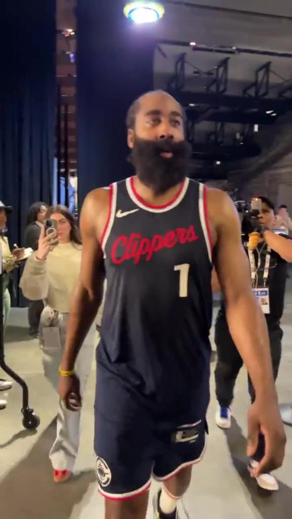 爆砍39分！哈登賽后走入球員通道氣喘吁吁：今天是場(chǎng)艱苦的戰(zhàn)斗