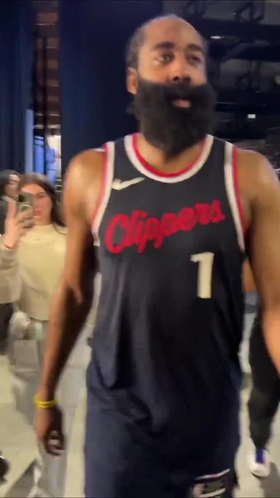 贏了！哈登賽后走回更衣室在球員通道和工作人員一一擊掌慶祝