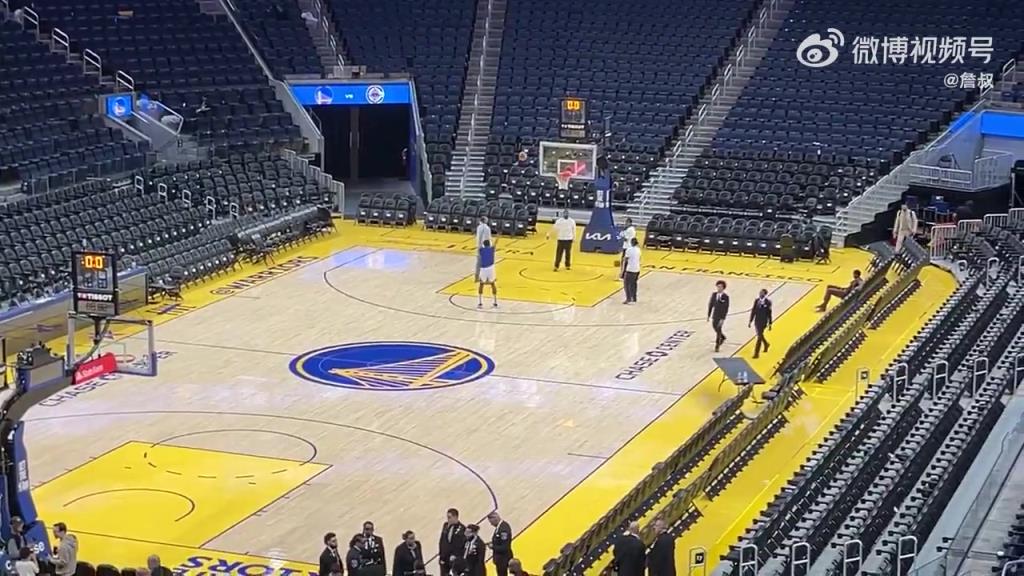 今天沒有得到出場機會！庫明加賽后還留在場地練習投籃