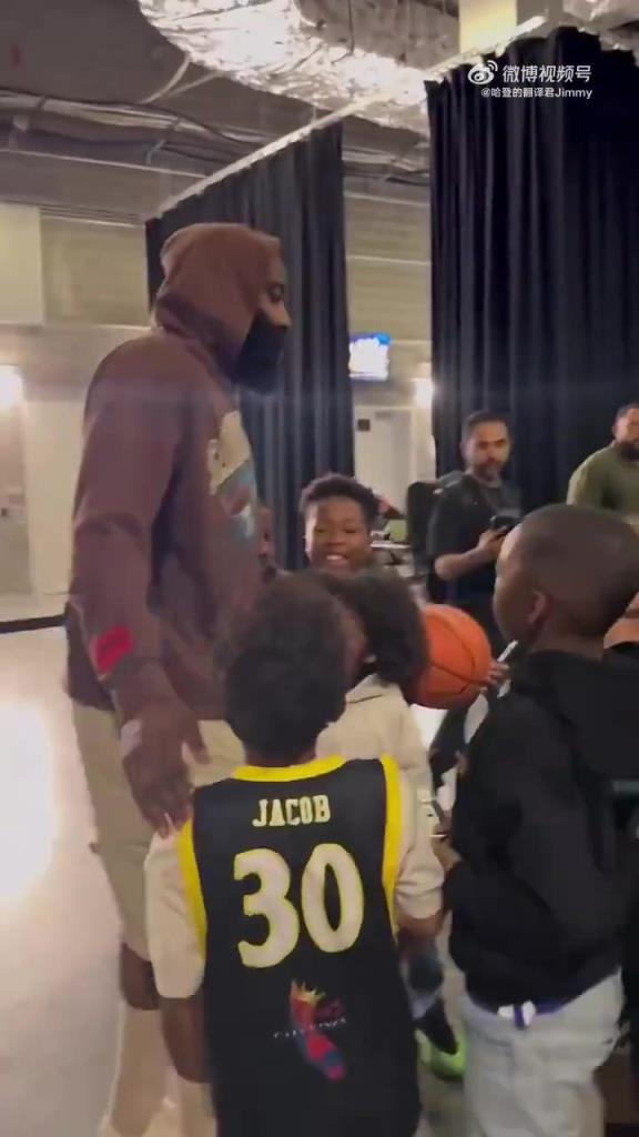 哈登賽后對小朋友：聽你們家長的話，總有一天你們也會打進NBA