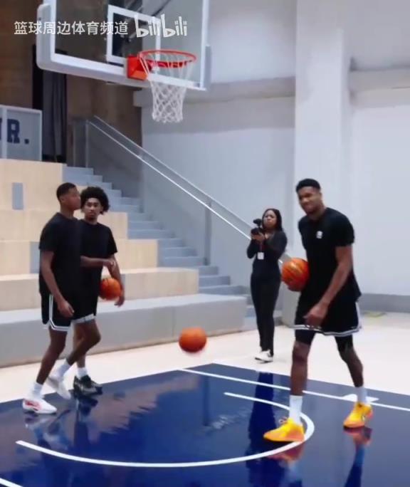 別人能學(xué)得來嗎？名場面：字母哥指導(dǎo)小球員籃下腳步！