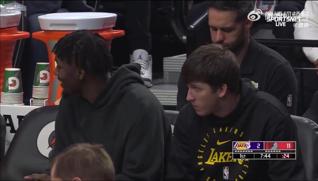 鎖定西部第三愜意得很！里夫斯輪休在板凳席上吃東西被抓拍到了