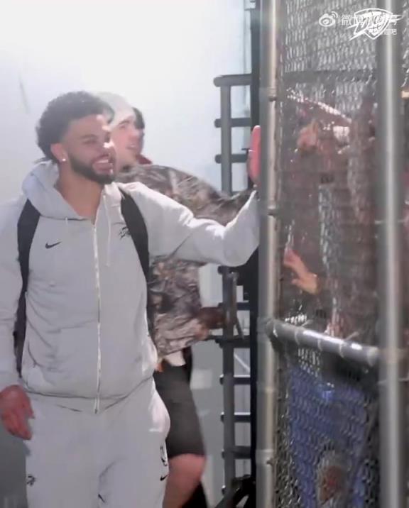 68勝歷史第五傲人戰(zhàn)績！雷霆全員回到OKC，當(dāng)?shù)厍蛎詿崆榻訖C