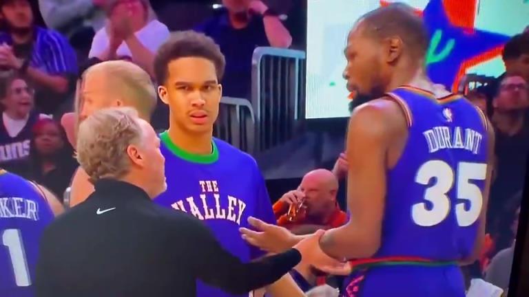 下課導(dǎo)火索？主帥布登此前抓住KD手臂要說什么，被一把甩開！