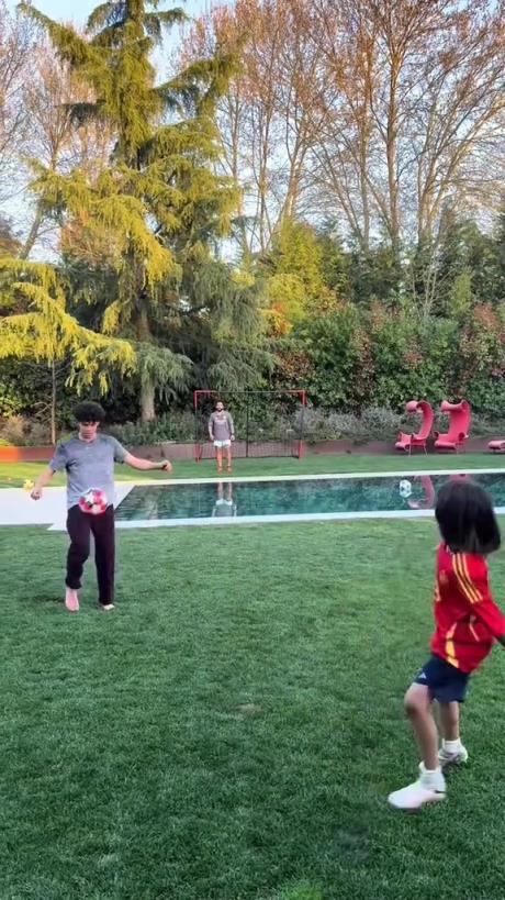 馬塞洛和兒子隔水相傳！大兒子腳法有點(diǎn)東西的！