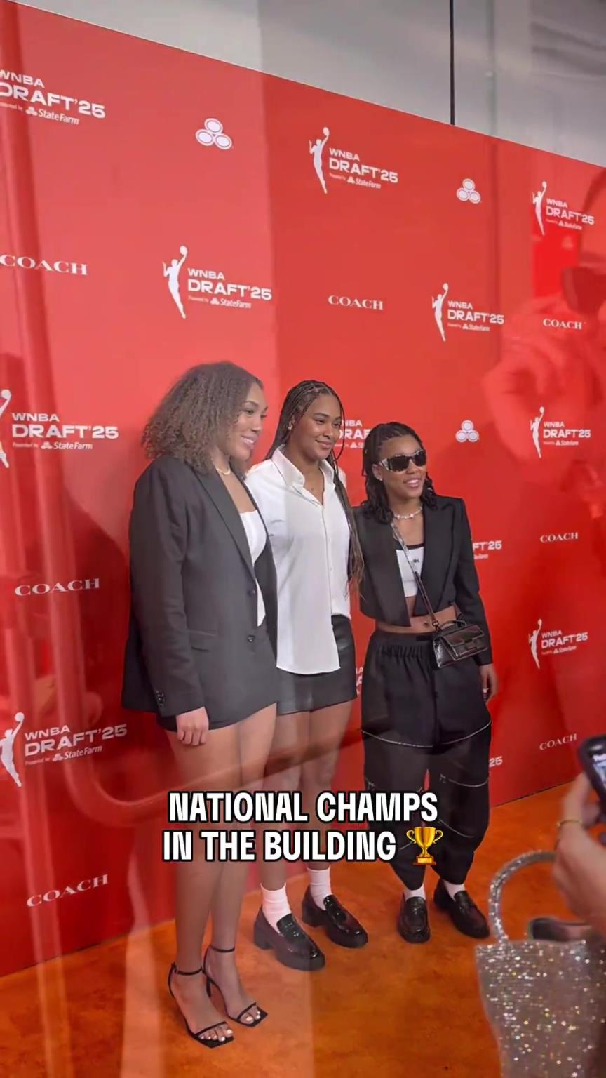 吧友們有喜歡的嗎？WNBA選秀大會上，到處都有靚麗的風(fēng)景線