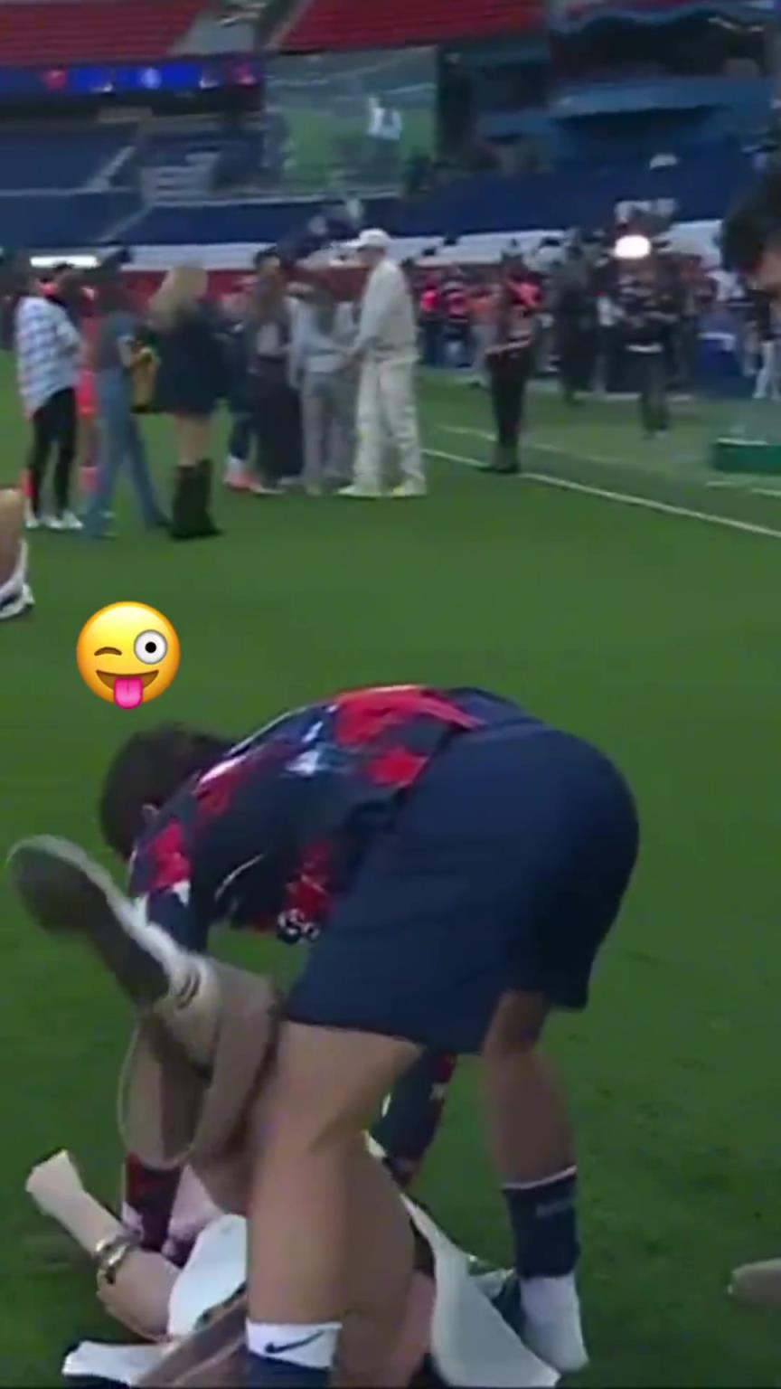 玩這么花??？?jī)?nèi)維斯在家人面前把自己女友按倒在地