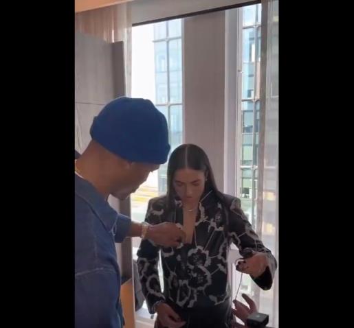 威嫂看到要打人的！威少上手幫WNBA妹子整理胸前的衣服