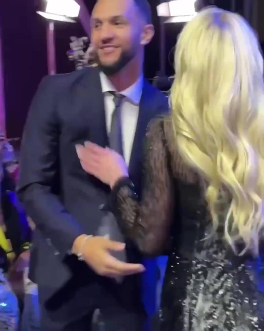 身材姣好！薩格斯的女友海莉被芝加哥天空選中！兩人接吻慶祝