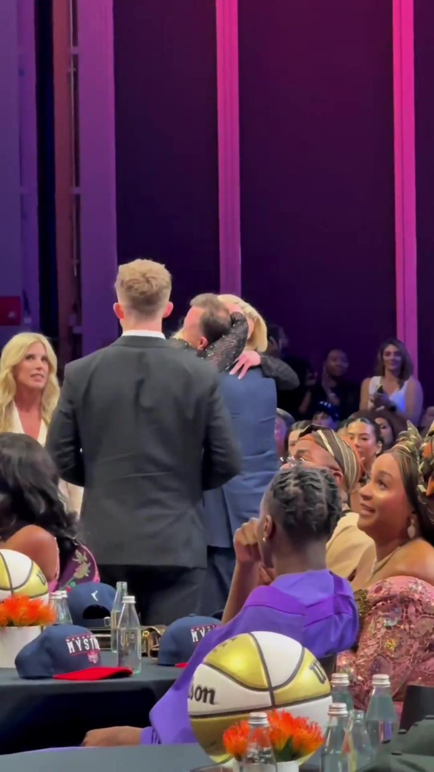 吧友們想看的正臉來了！薩格斯的女友海莉被選中后感覺快哭了