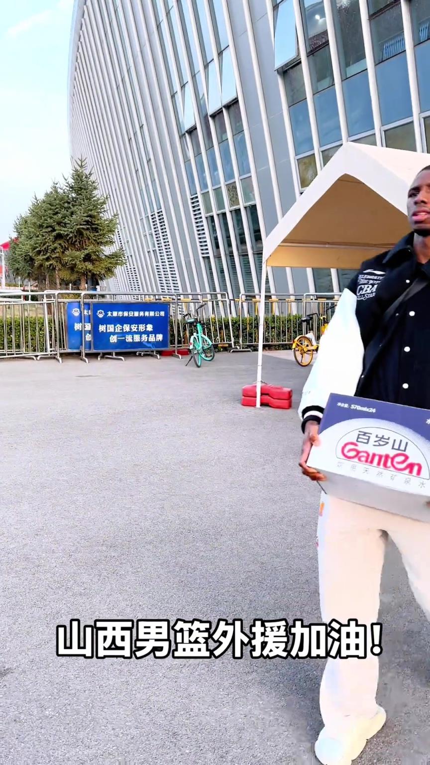 不是！你們山西外援合同還包括搬水的？