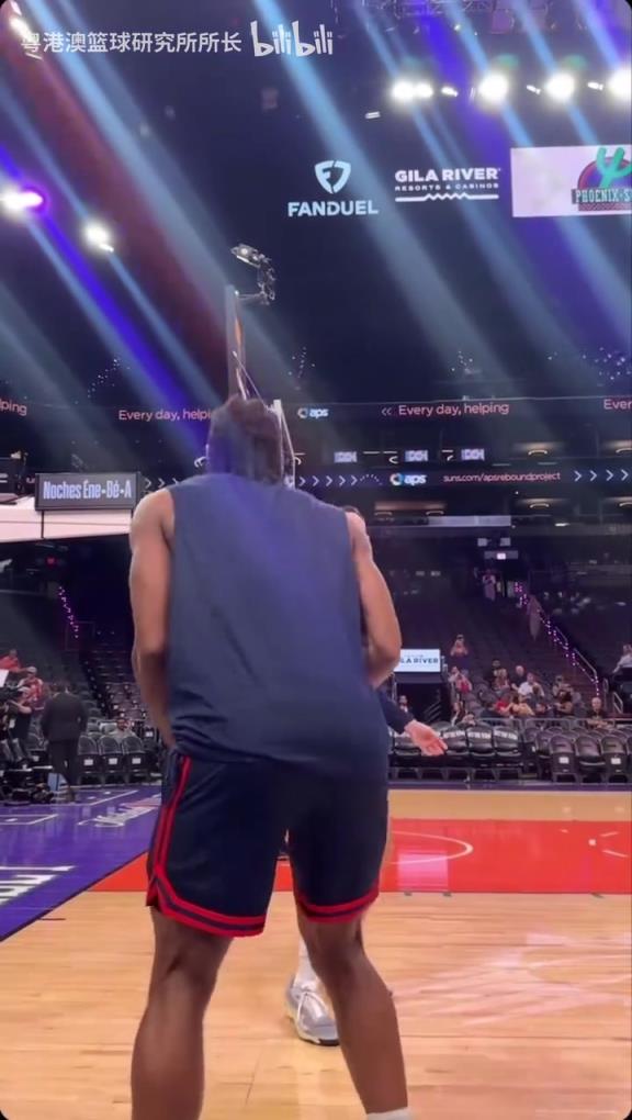 機器人級別的靜態(tài)身體！近距離看小卡的賽前熱身！