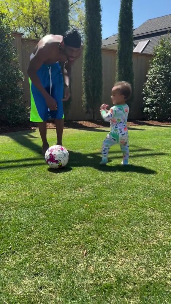 足球要從娃娃抓起！SGA帶娃踢足球，小孩摔倒時鼓掌“嘲笑”！