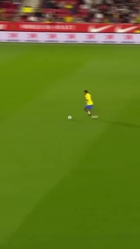 45歲還開(kāi)掛！小羅再現(xiàn)牛尾巴過(guò)人，微笑單挑門(mén)將輕松打進(jìn)